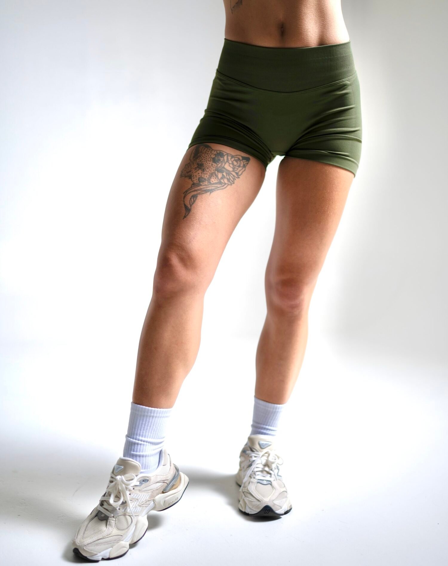 STORYTELLING MILITARY GREEN SHORT